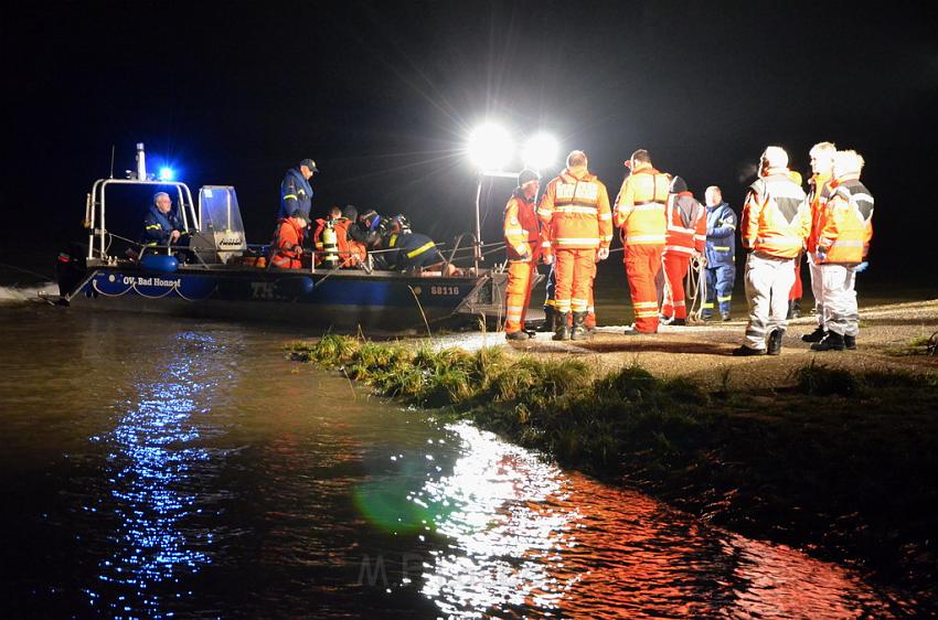 Einsatz BF Koeln PKW im Rhein Mondorf Hersel P137.JPG